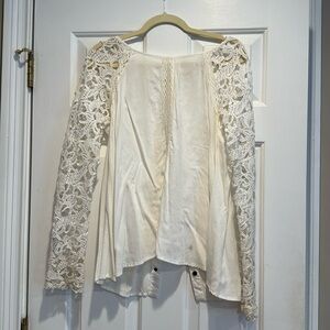 Altar’d State lace & cotton top. Sz M. Button back. Beautiful lace work.
